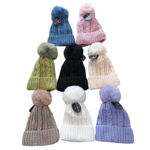 Bonnet à pompon avec des torsades